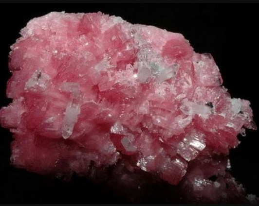 Камень родонит – лечебные и магические свойства, значение и влияние на человека